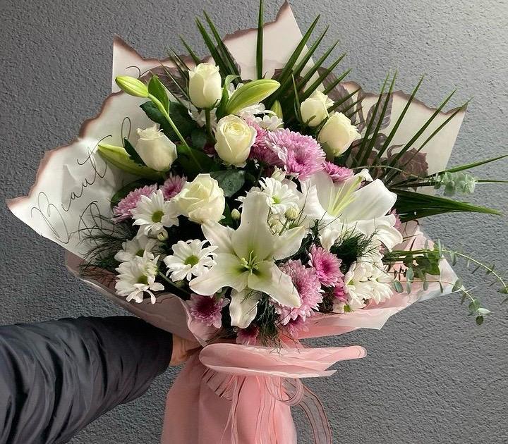 Lilyum Beya Gül ve Papatya Buketi