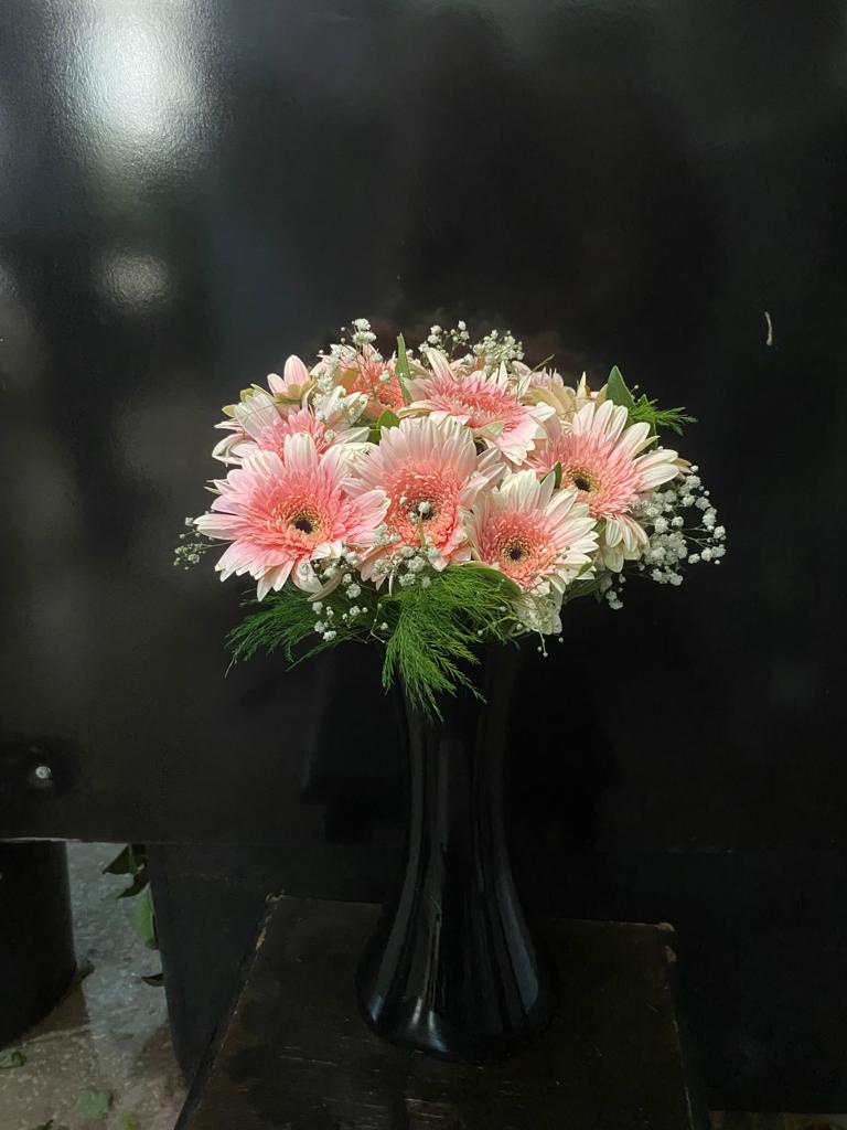 Siyah Vazoda Pembe Gerbera